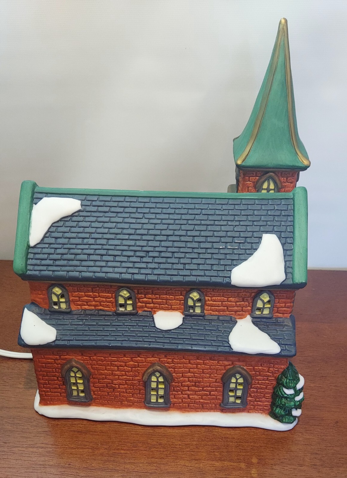 VINTAGE HAND PAINTED FINE PORCELAIN RED BRICK CHURCH LIGHTED GALLERIA CHRISTMAS