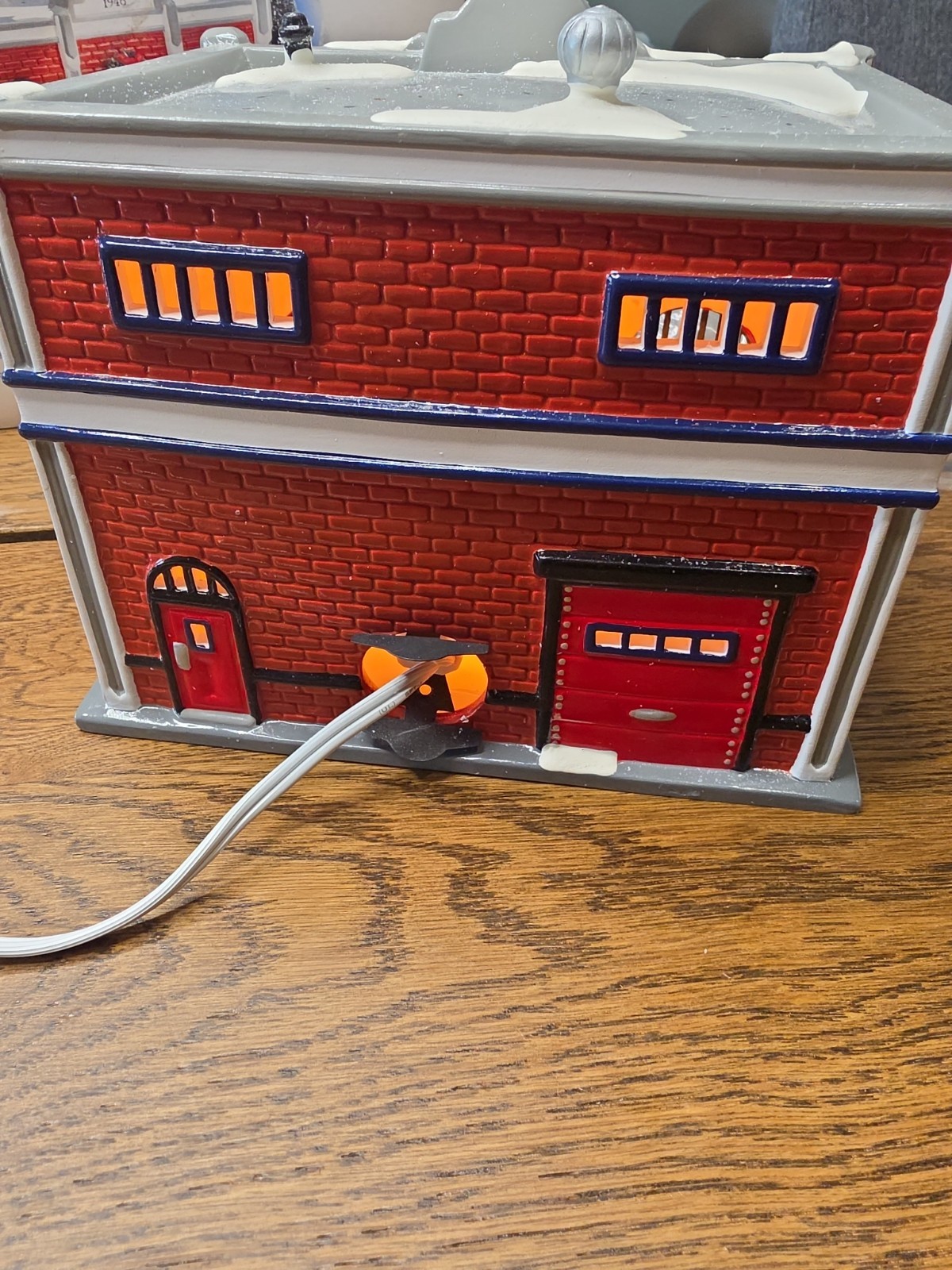 Department 56 Lionel Electric Train Shop Snow Village Store 56.54947 Christmas