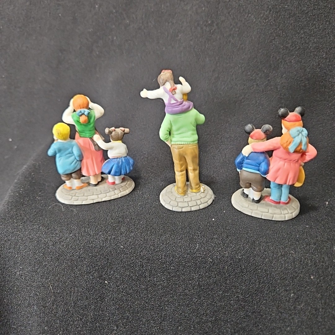 Dept 56 Disney Parks Village Christmas Family Figurines 3 Pc Set #53546