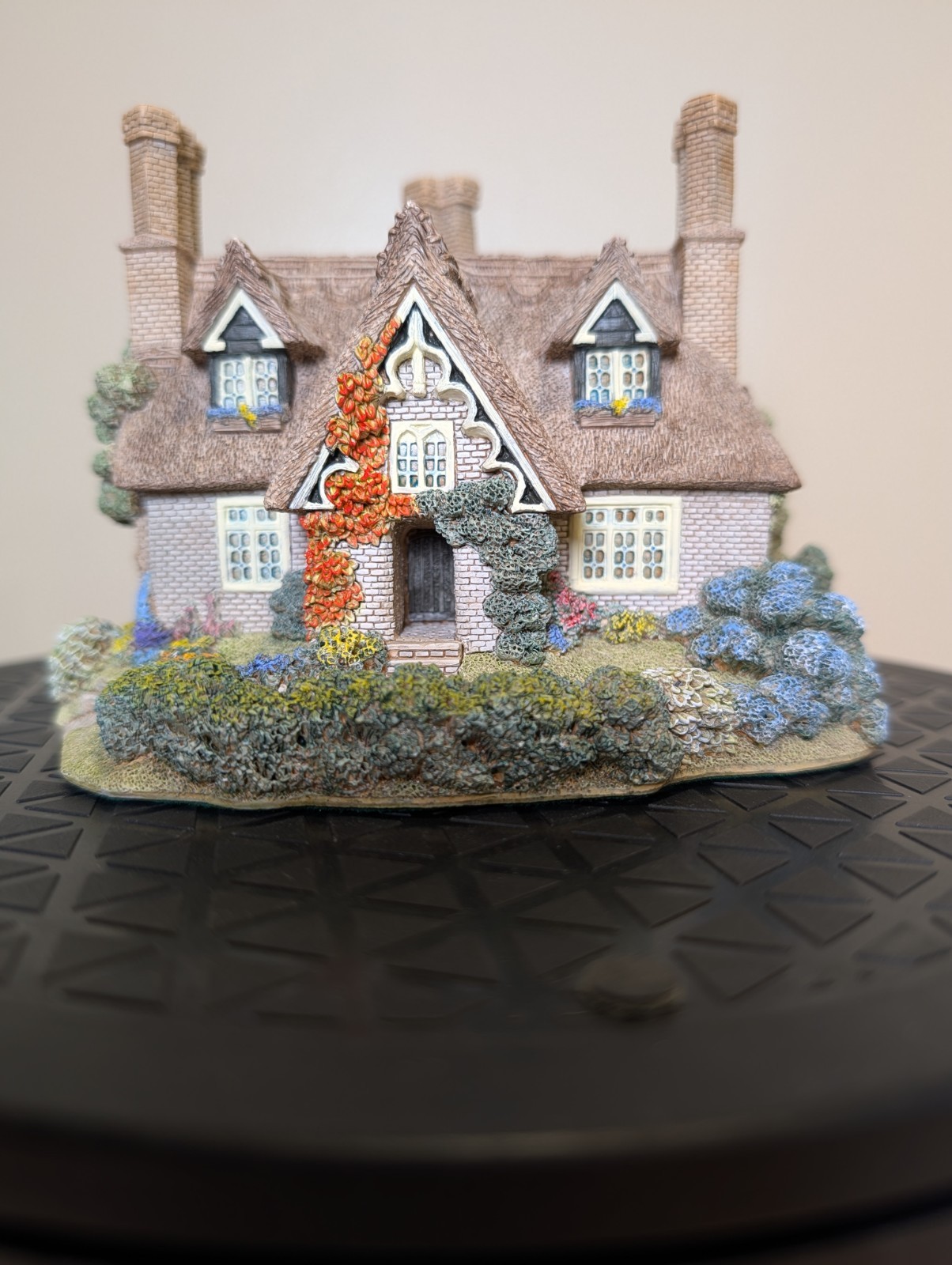Lilliput Lane “Saffron House”, From The English Collection, 1994
