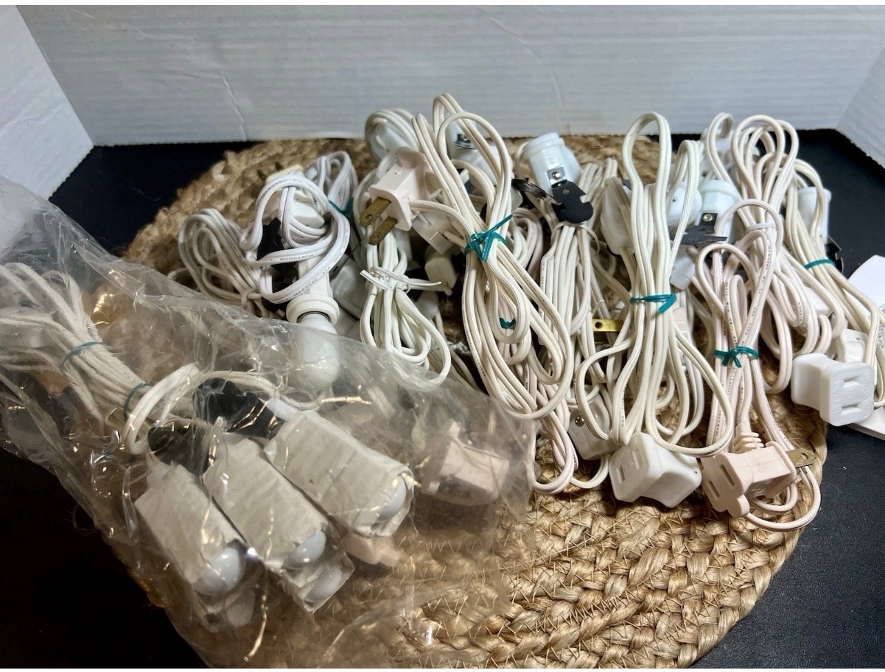 BIG LOT OF 16 DEPT 56/LEMAX HOUSE, BUILDING ACCESSORY LIGHTING OVER 30 BULBS