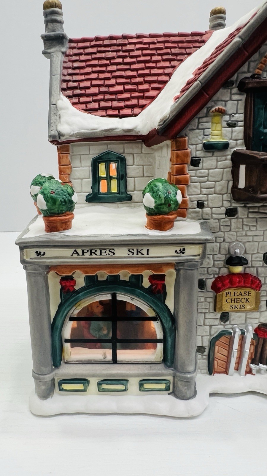 Christmas Delights “Apres Ski Lodge” Porcelain Lighted House Excellent !