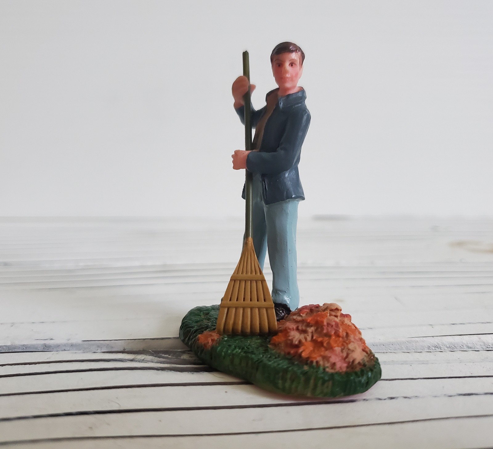 Halloween LEMAX Man Racking Leaves, Village People Resin Figurine