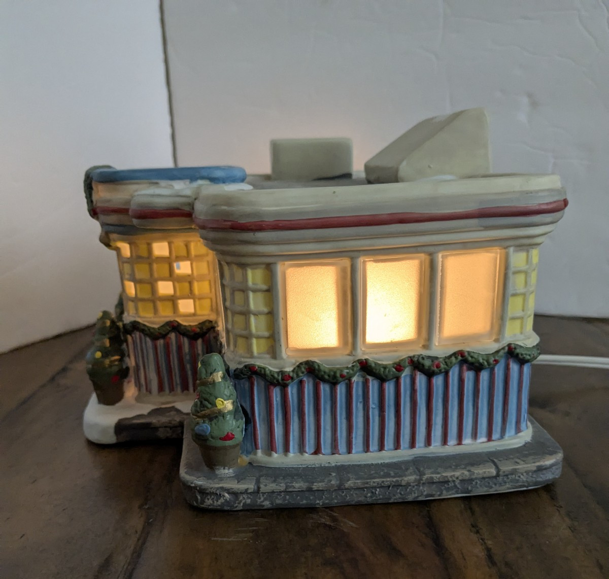 Retroville Pop’s Diner Lighted Building MCM Santa’s Workshop Christmas Village
