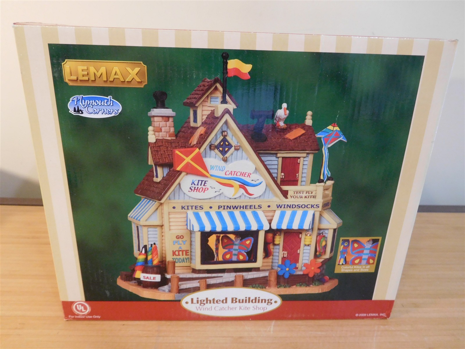 Lemax Village – Plymouth Corners – Wind Catcher Kite Shop – 2009 – #95813 – NIB