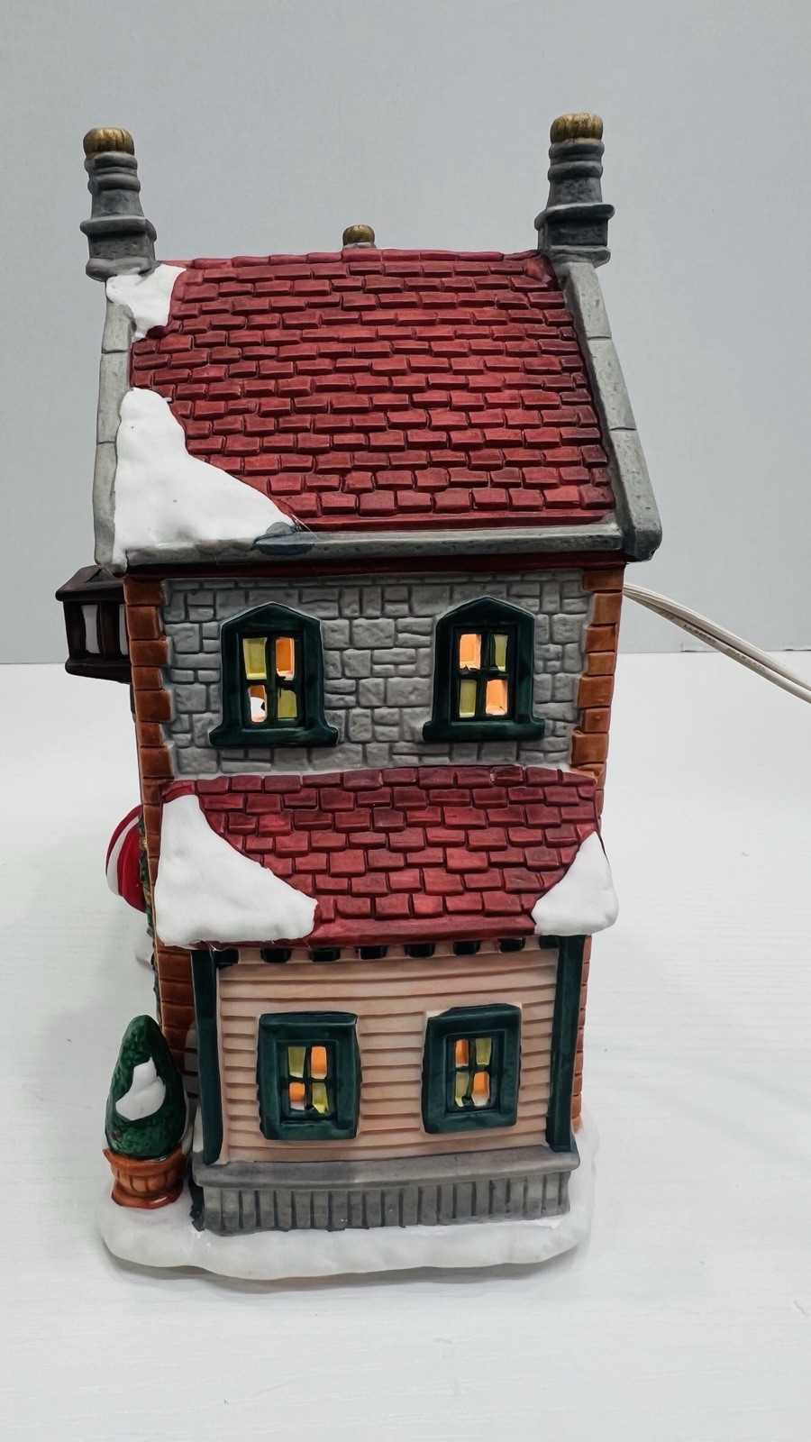 Christmas Delights “Apres Ski Lodge” Porcelain Lighted House Excellent !