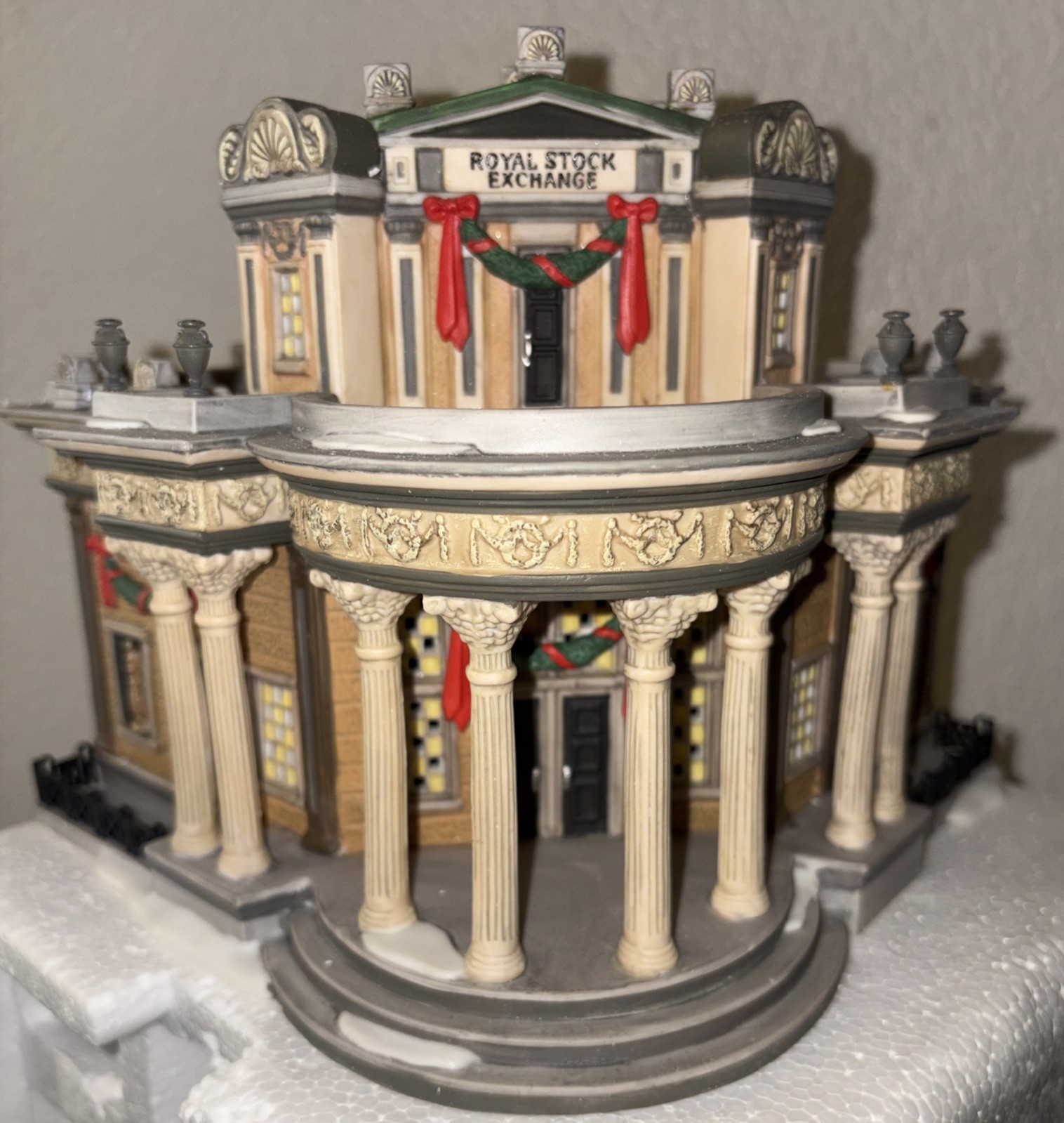 2000 Department 56 Dickens Village Royal Stock Exchange with Box (58480)