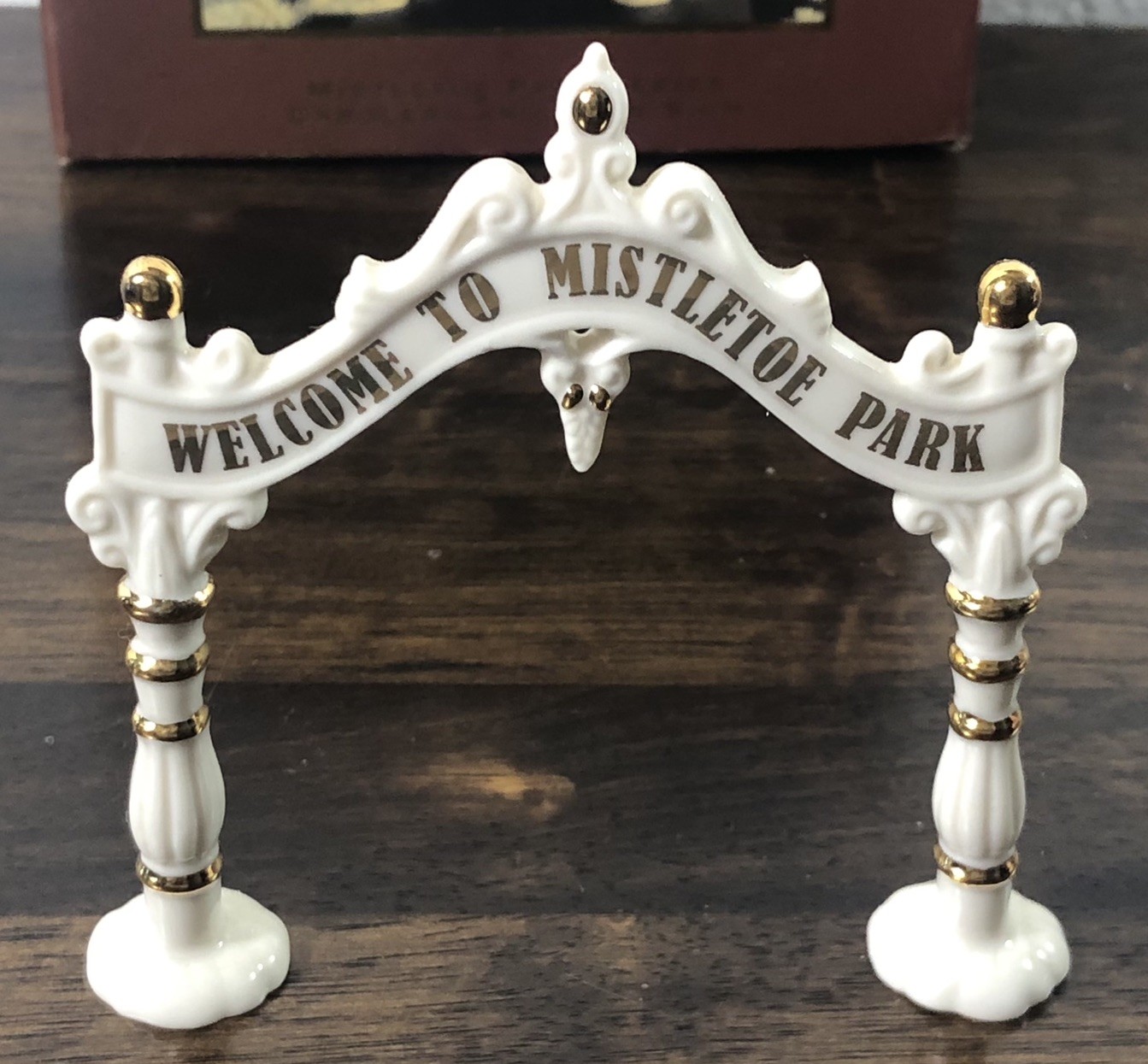 Carolers And Town Sign Lenox Village Treasures Mistletoe Park #6340228 Retired