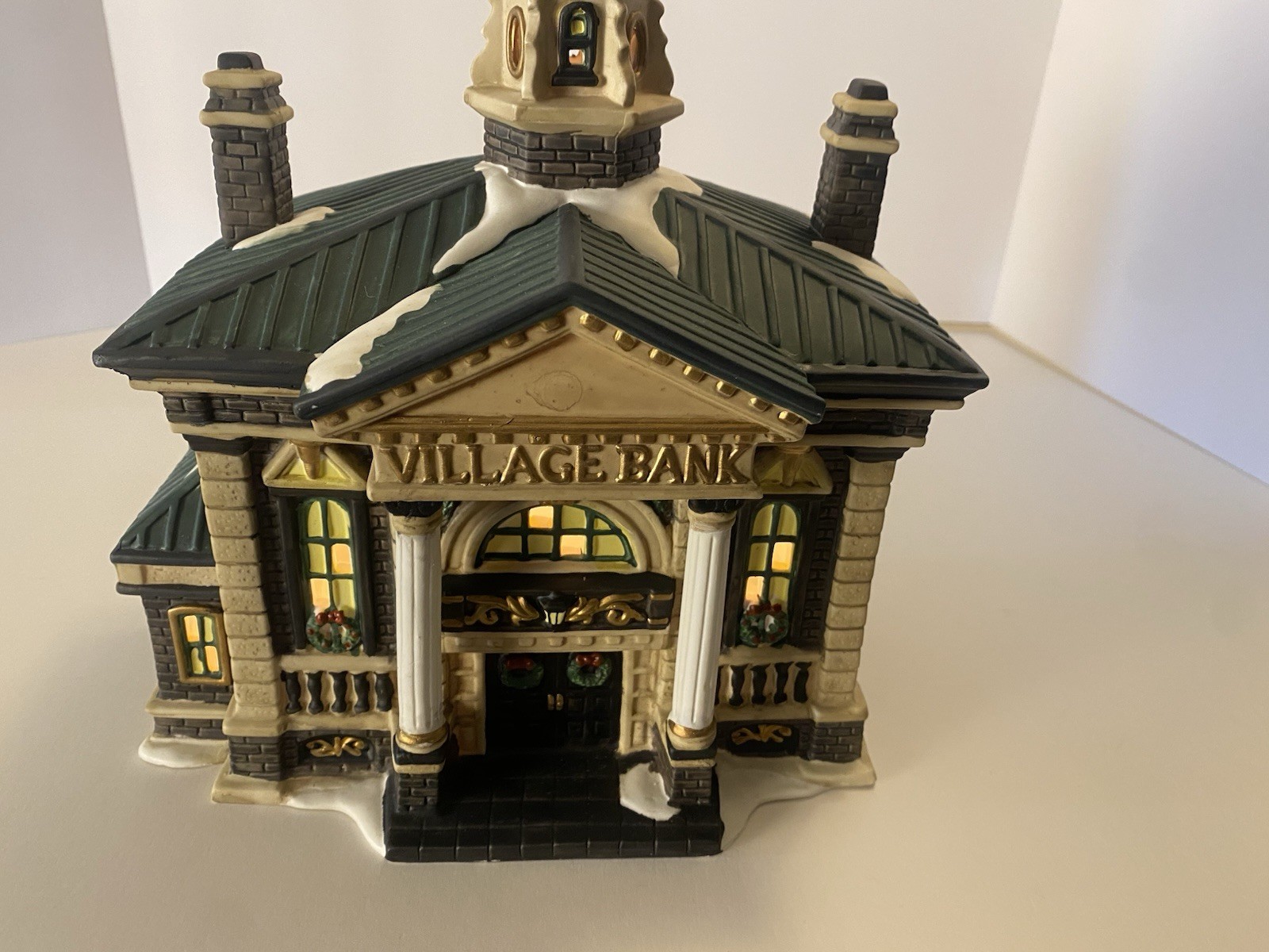 READ Vintage Village Bank Porcelain Building Christmas / Winter Dept 18 Lighted