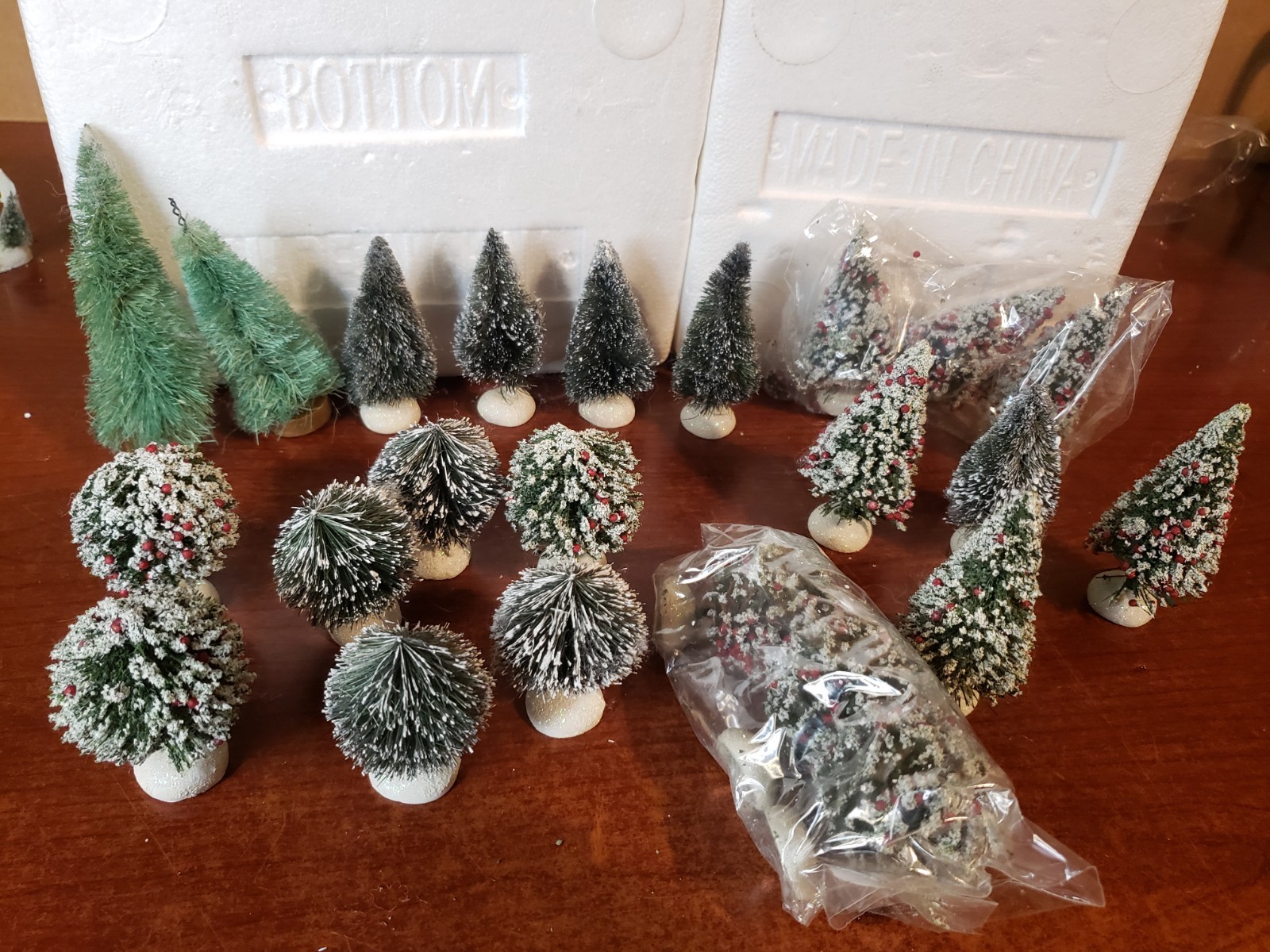 WINTER PINE TREEW/BERRIES HAWTHORNE VILLAGE MIX (LOT OF 23)