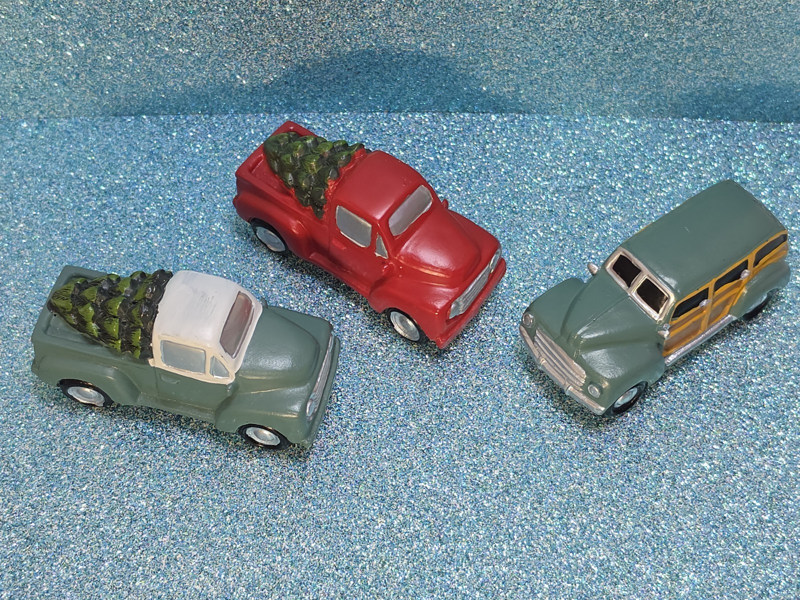 Christmas Village Car Truck Assessory Pieces Lot Of 3 Resin 3″ Holiday Accents