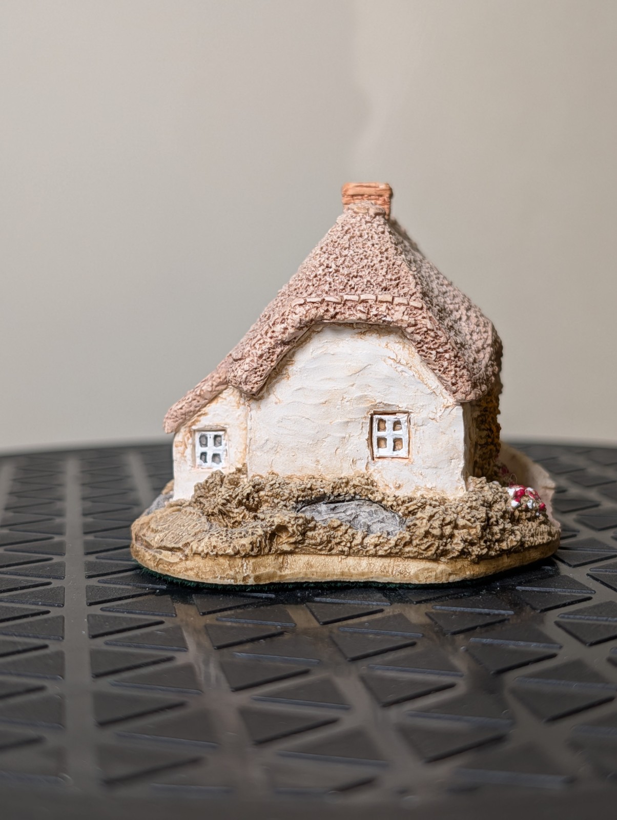 Lilliput Lane “Clover Cottage” From The English Collection, Dated 1987