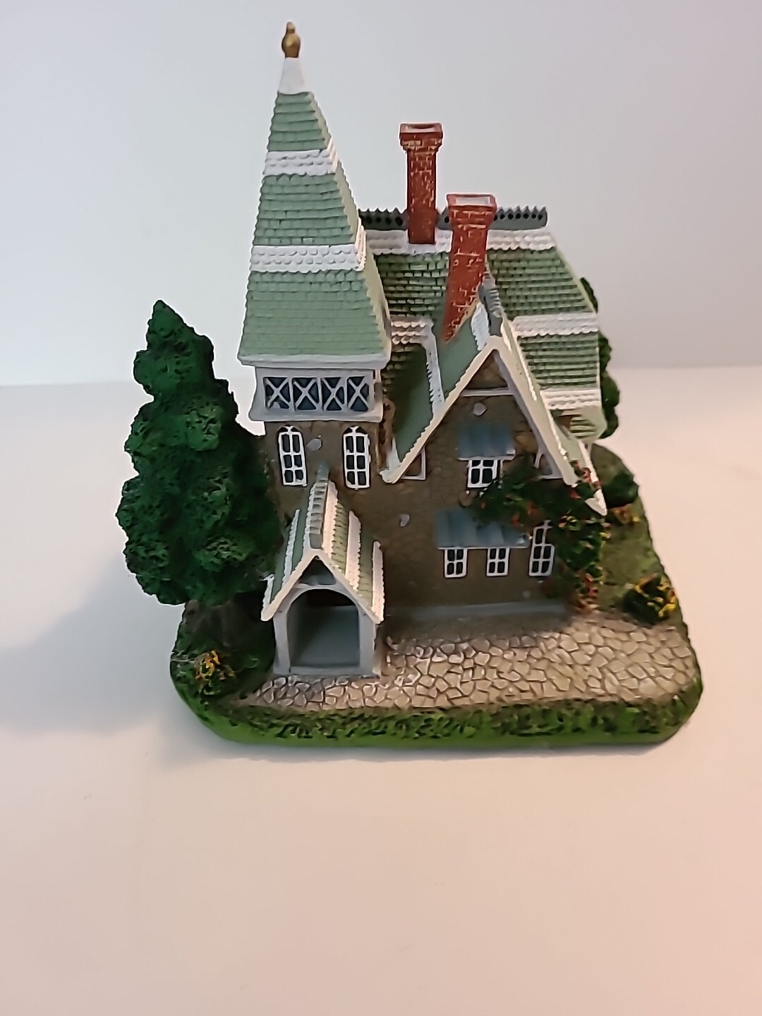 1995 Santa’s Best Christmas In New England Village Green Victorian House Cottage