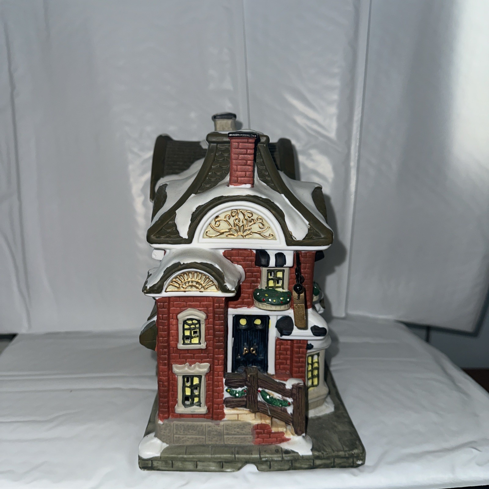 Dept. 56 Vintage Tea Room ’99 Grandeur Noel 6″x8″x9″. No Box