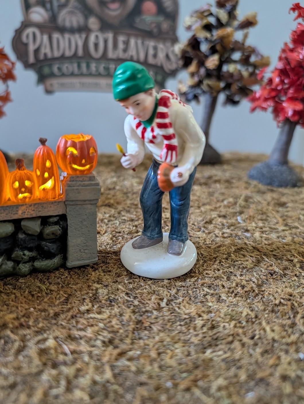 Dept 56 Halloween – Village accessories – Lighting the Jack -O – Lanterns
