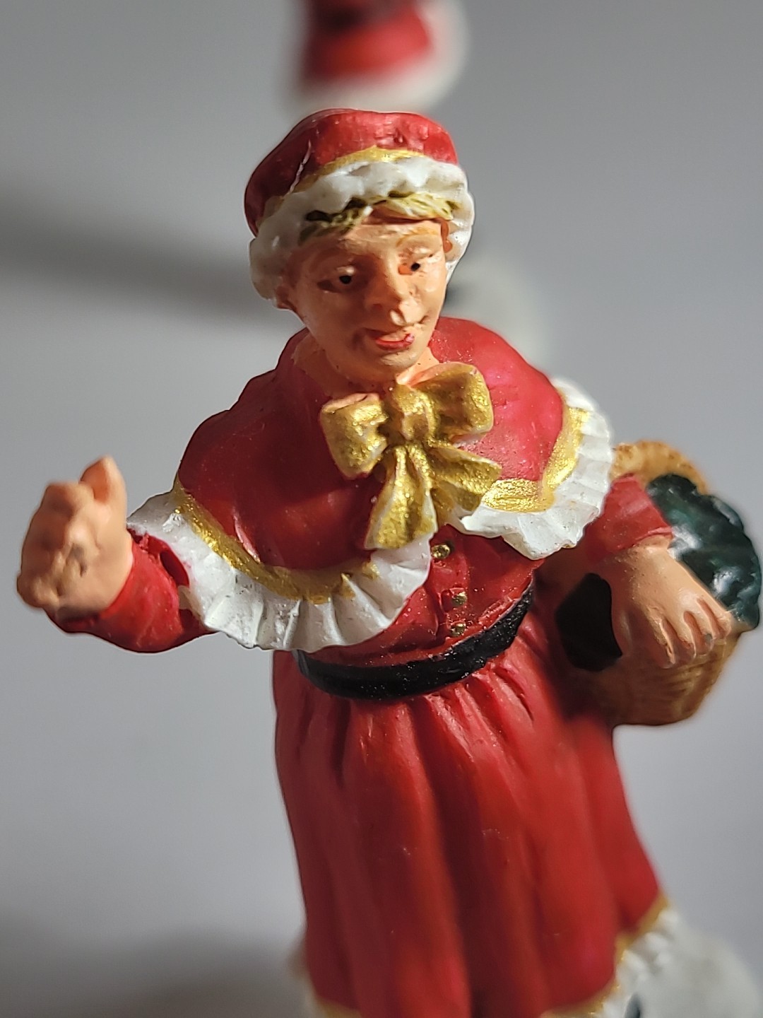 Lemax Christmas Village Town Mr. & Mrs. Santa Claus 92334 92335