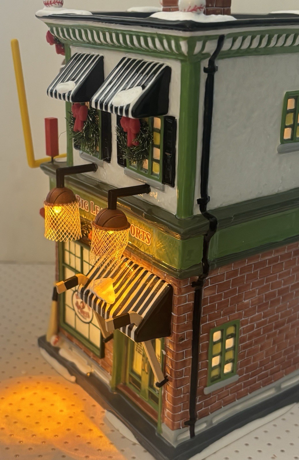Dept 56 Original Snow Village Store BIG LEAGUE SPORTS 2006 Lighted 56.55604 Ret