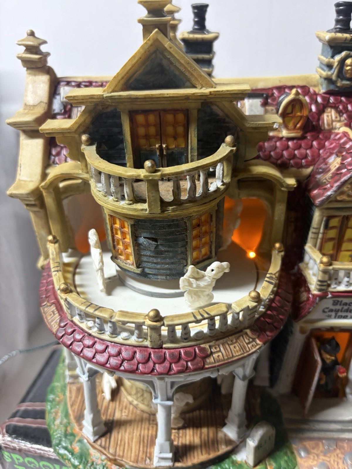 Lemax Spooky Town Black Cauldron Inn 2002 Retired Halloween Lighted House