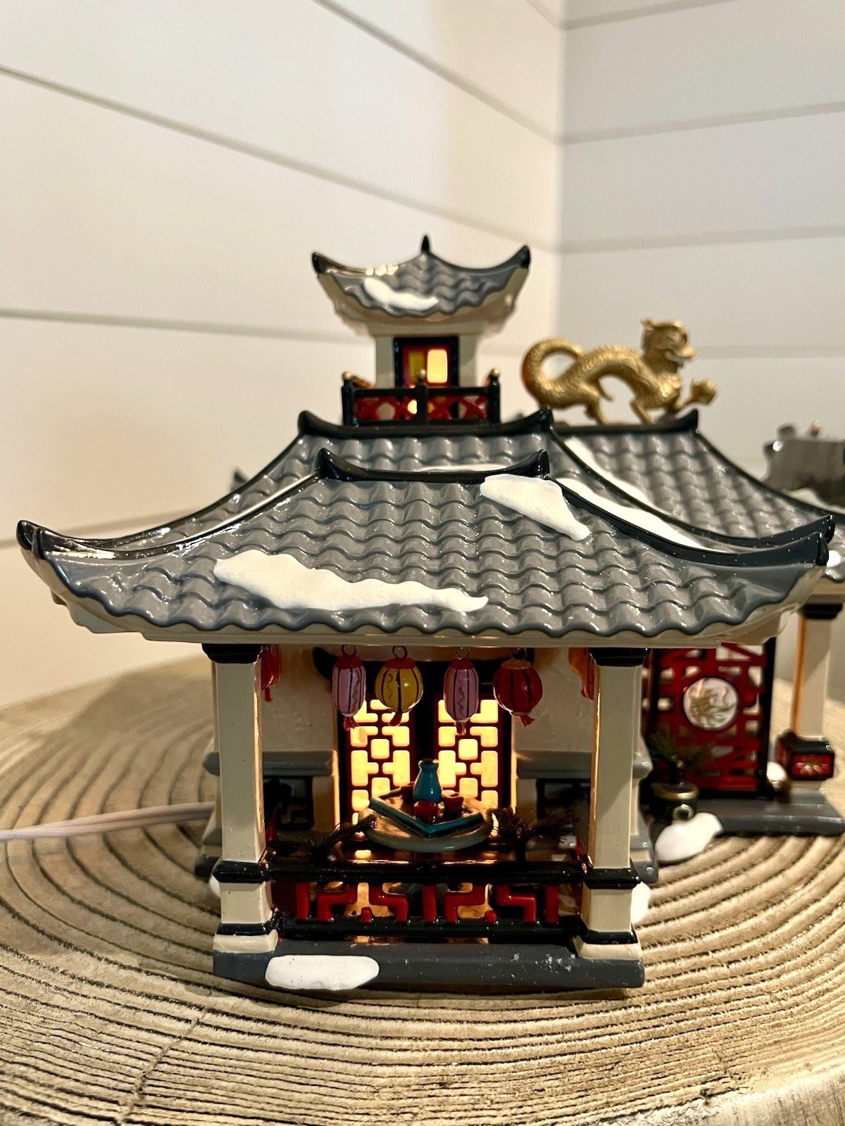 Department 56 Snow Village – Lucky Dragon Restaurant (1999) #55011