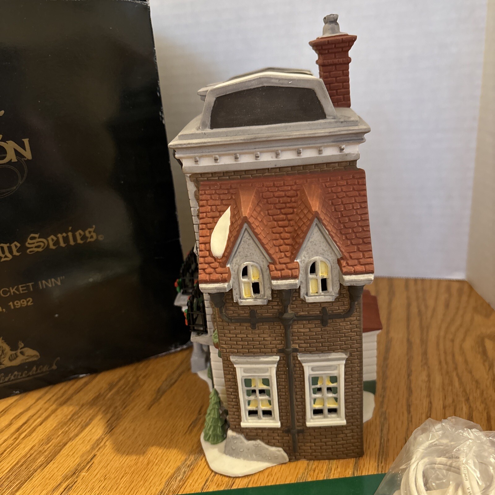 Dept 56 DICKENS VILLAGE 1992 Crown & Cricket Inn 1st Ed. #57509 MINT!