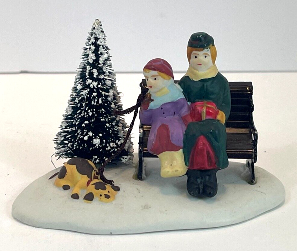 LEMAX Christmas Village – MOM, GIRL + DOG on bench during Xmas shopping