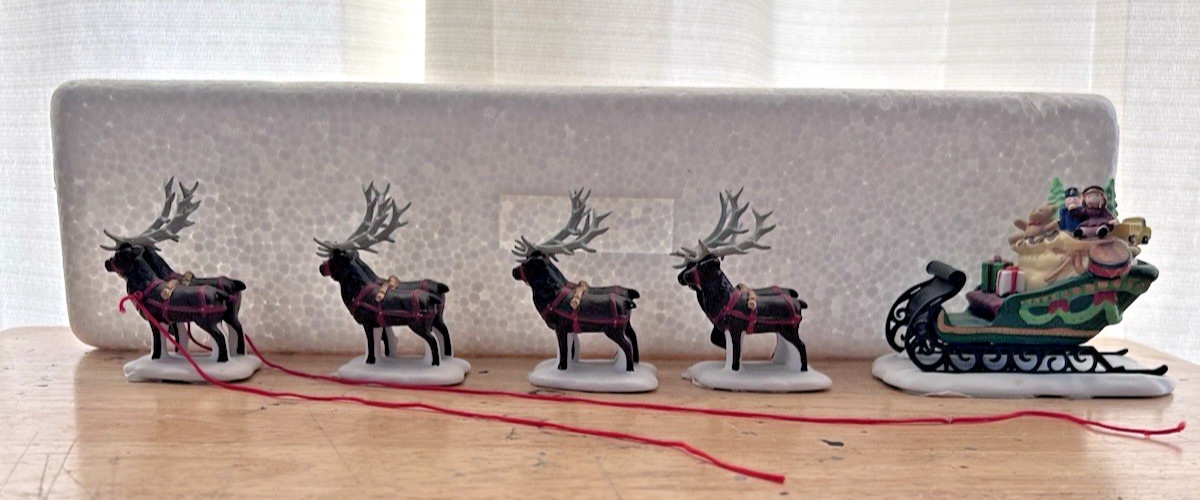 Dept 56 Heritage Village Santa Sleigh & 8 Tiny Reindeer Set #5611-1 w/Box