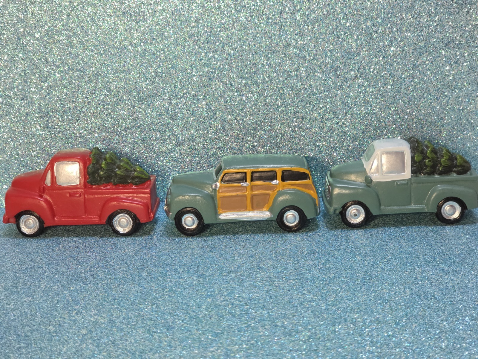 Christmas Village Car Truck Assessory Pieces Lot Of 3 Resin 3″ Holiday Accents