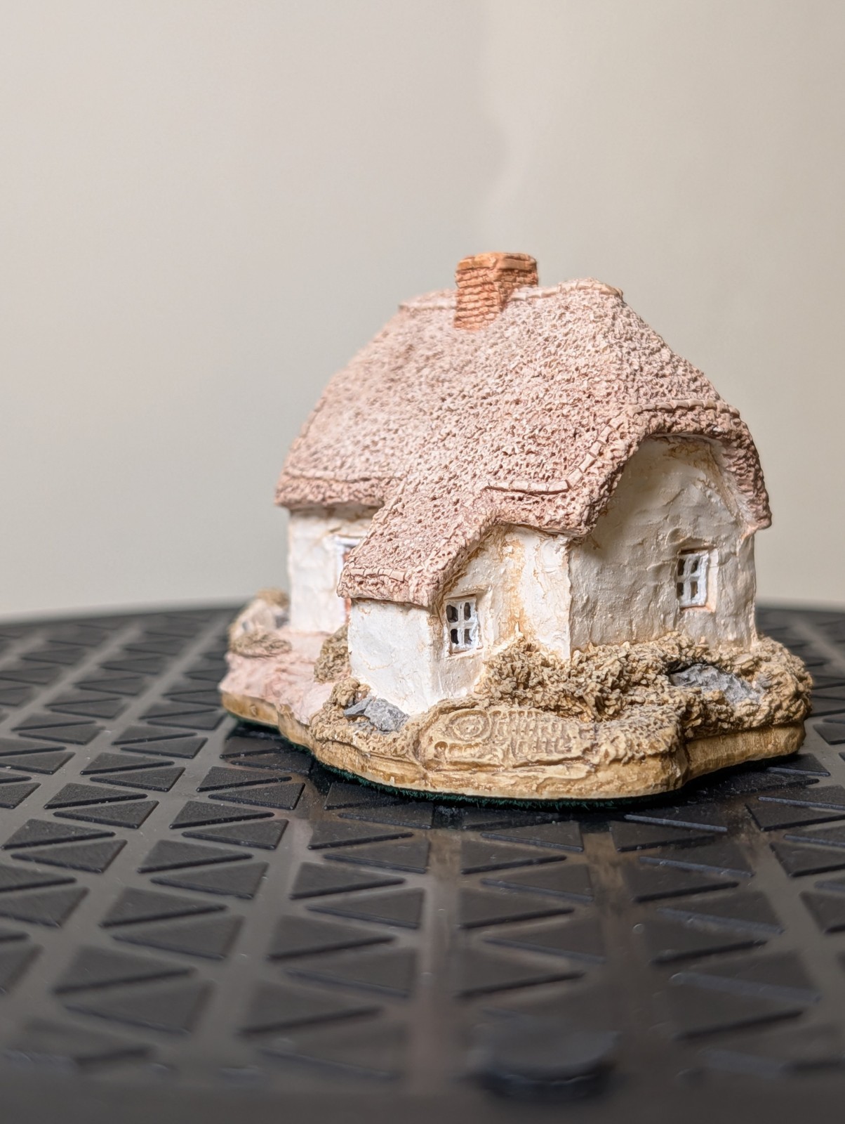Lilliput Lane “Clover Cottage” From The English Collection, Dated 1987