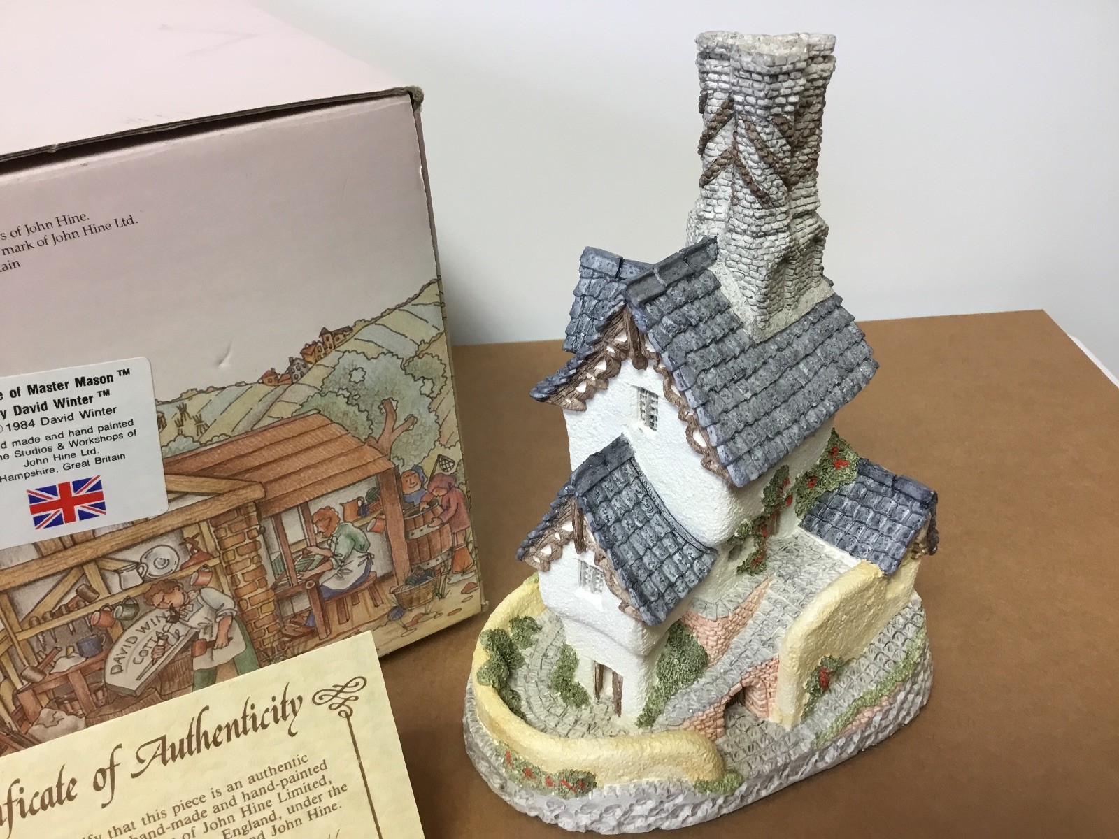 David Winter 1984 MASTER MASON (6 1/2″ x 5″) English Structure NIB/COA Dealer