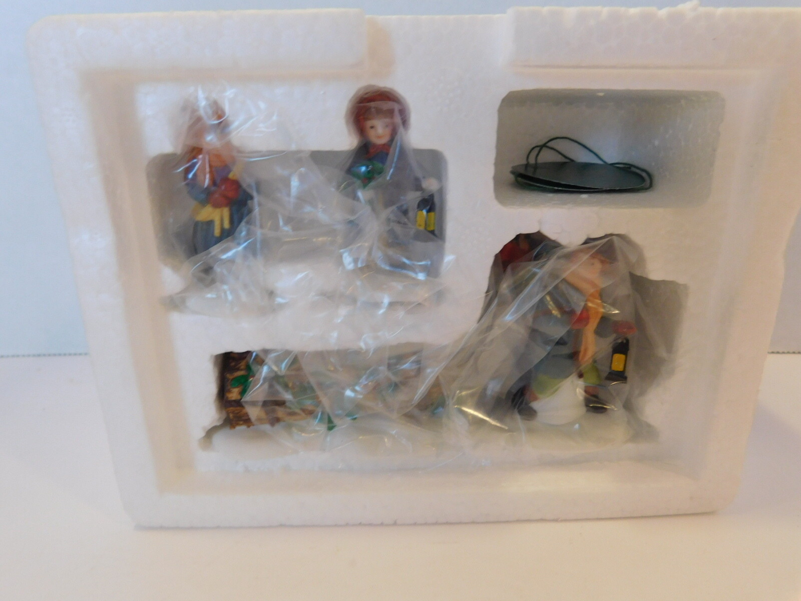 HERITAGE VILLAGE COLLECTION “BRINGING HOME THE YULE LOG” #5558-1 IN ORIGINAL BOX