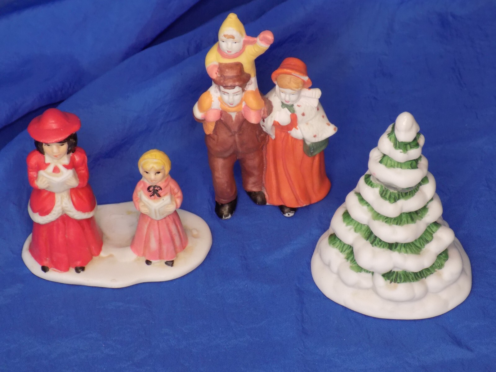 Lemax Style Christmas Village Towns People Father/Mother/ Child Carolers Vintage