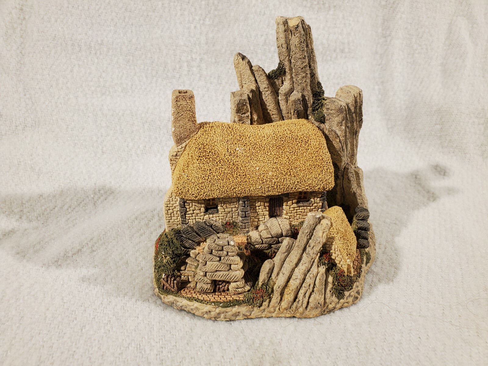 David Winter Cottages – Crofter’s Cottage – 1986 – Hand Painted – Retired