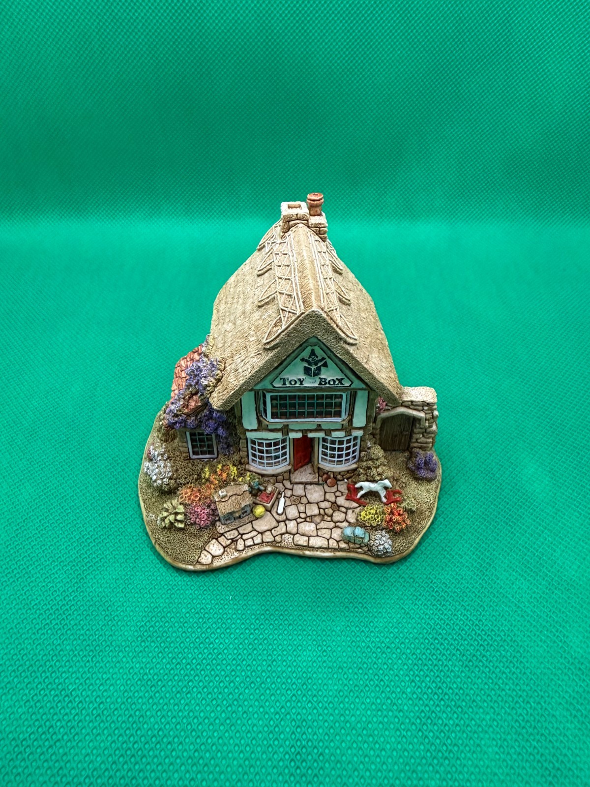 Lilliput Lane – Symbol of Membership “The Toy Box” – #L2684 – 2004/2005