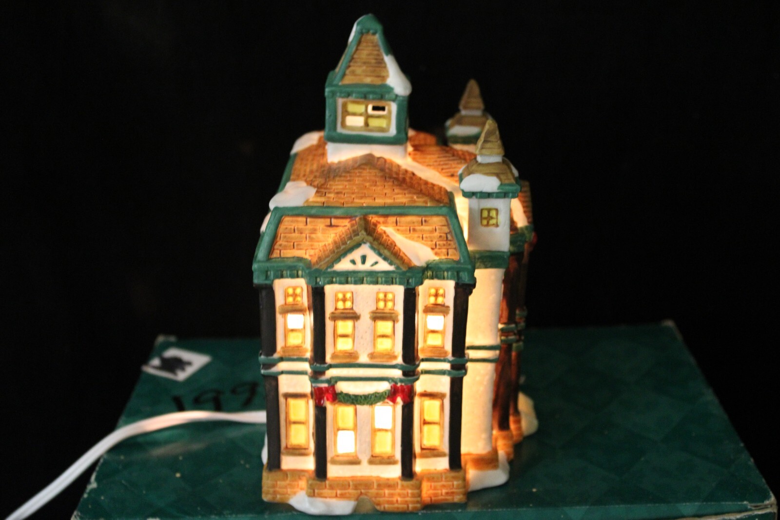1999 Grandeur Noel Victorian Lighted Christmas Porcelain