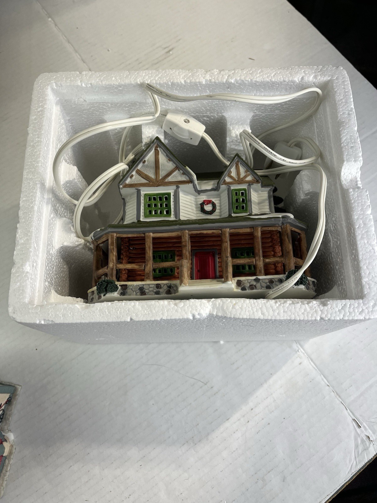 LEMAX 1996 VAIL Village Lighted Hunter’s Lodge House Christmas Porcelain CC