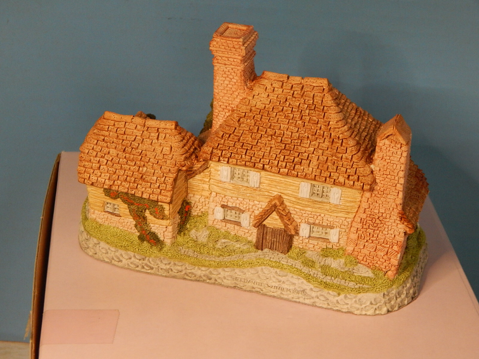 Kent Cotage by David Winter Cottages New 1985, Box with COA #6