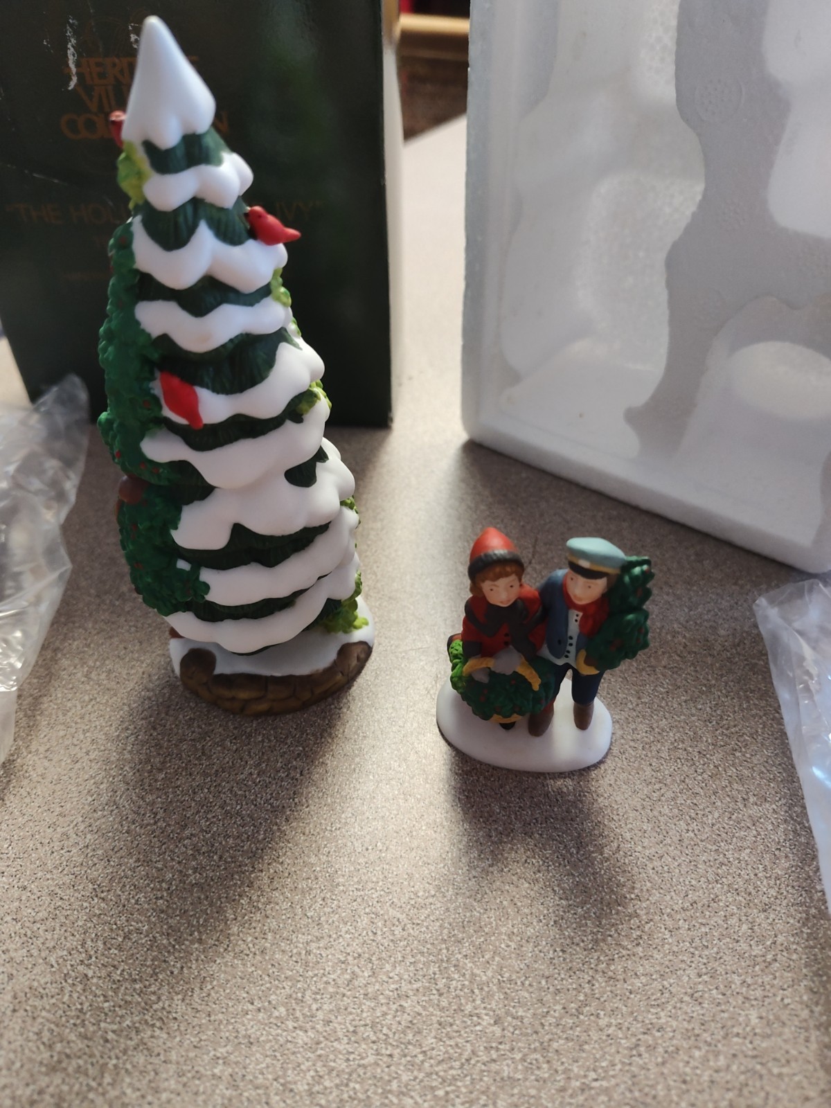 Department 56 Heritage Village Collection The Holly and The Ivy #56100 with Box