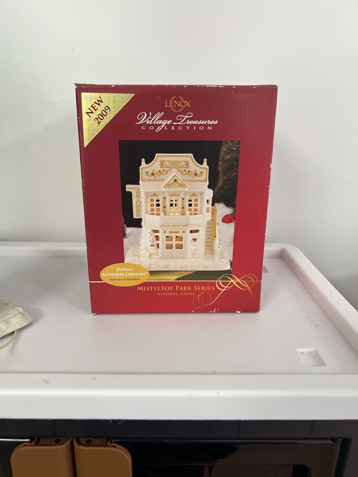 2009 Lenox Village Treasures Mistletoe Park Series General Store Christmas W/Box
