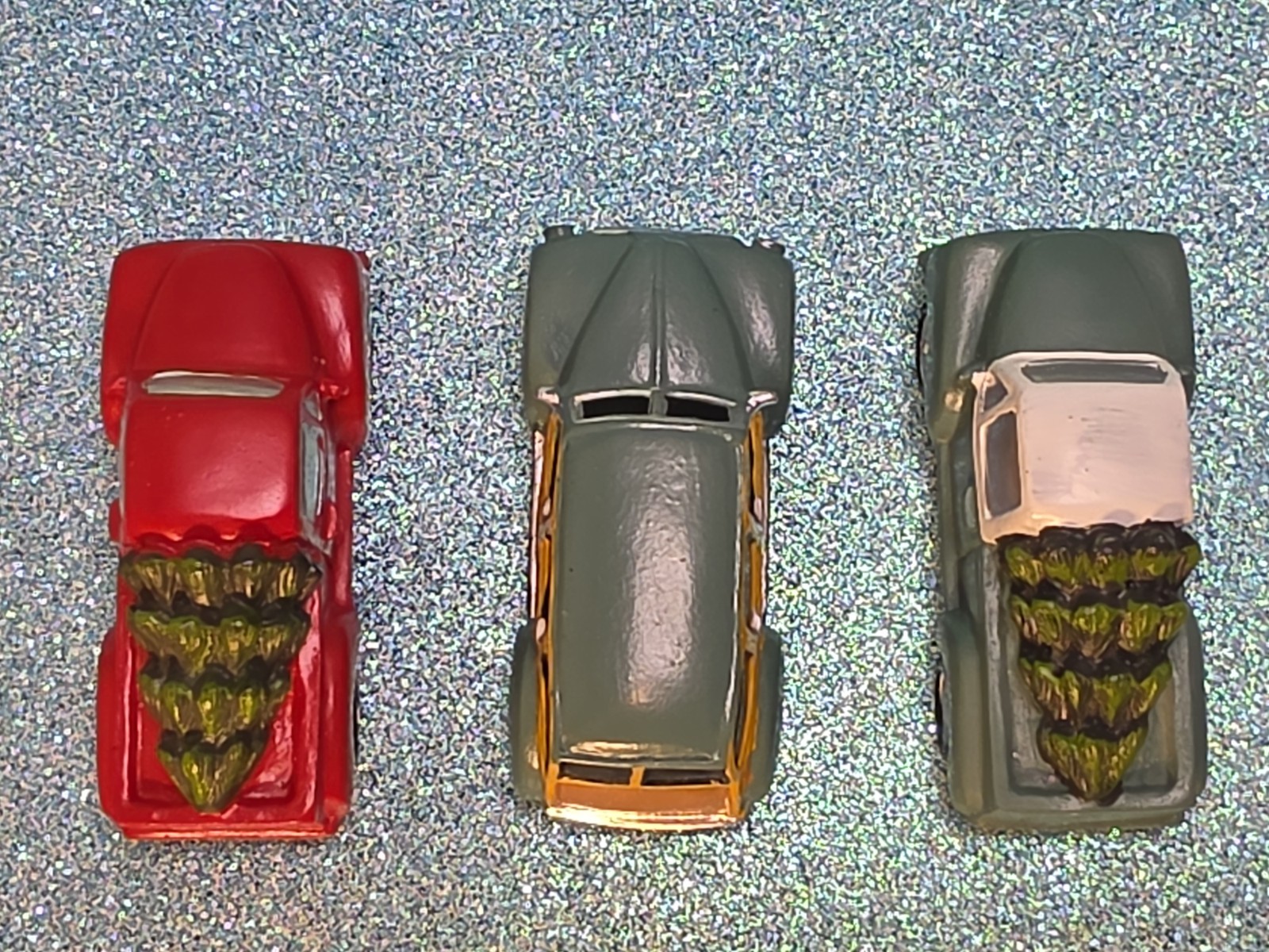 Christmas Village Car Truck Assessory Pieces Lot Of 3 Resin 3″ Holiday Accents