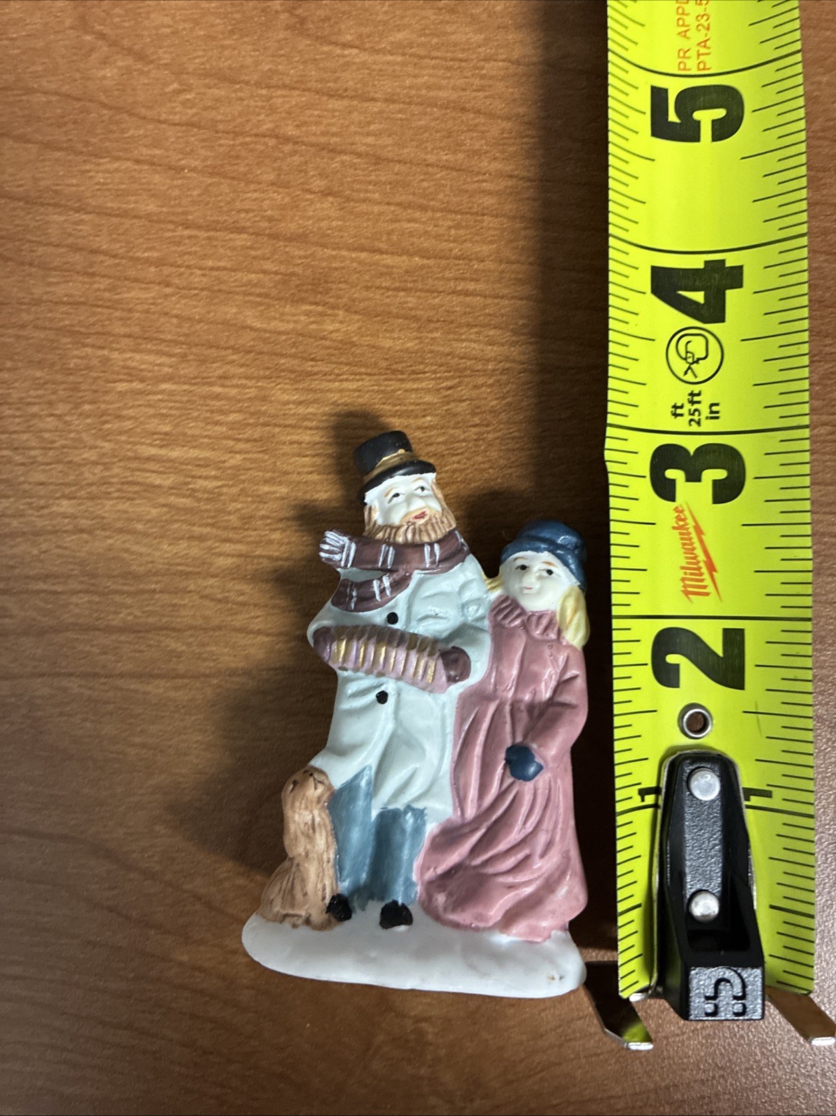 CHRISTMAS VILLAGE VICTORIAN 3″ MAN FATHER GIRL DAUGHTER DOG CONCERTINA FIGURINE