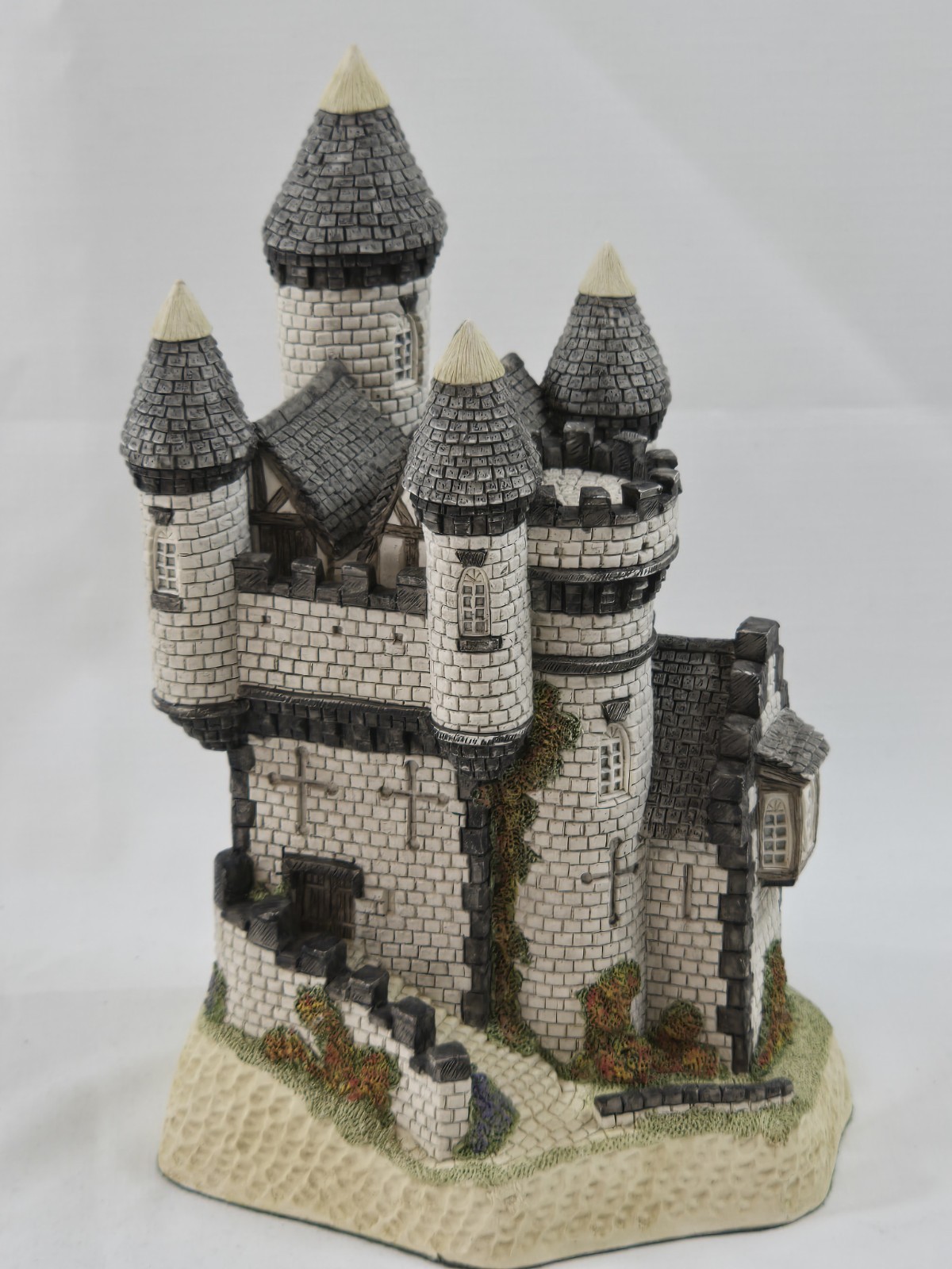 Vintage David Winter Cottage Macbeth’s Castle 1988