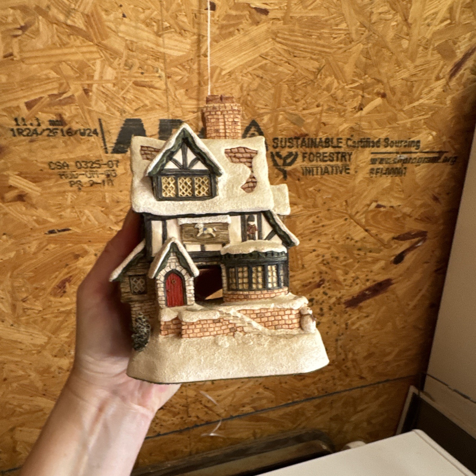David Winter Hand Painted Ceramic Cottage House “The Toymaker” 1994 Xmas