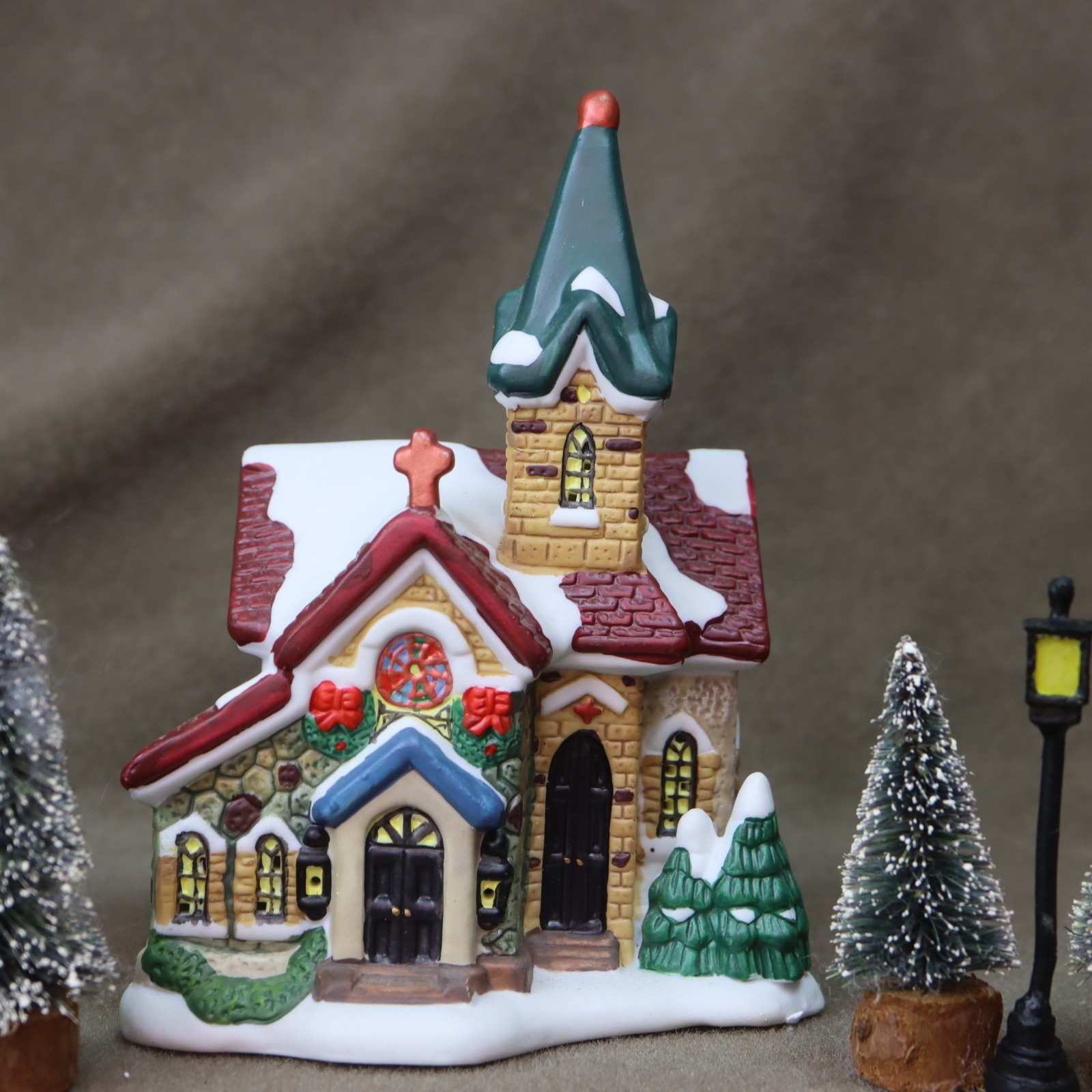 Winter Valley Village 3 Houses 6 Figures trees lamps bulbs original box works