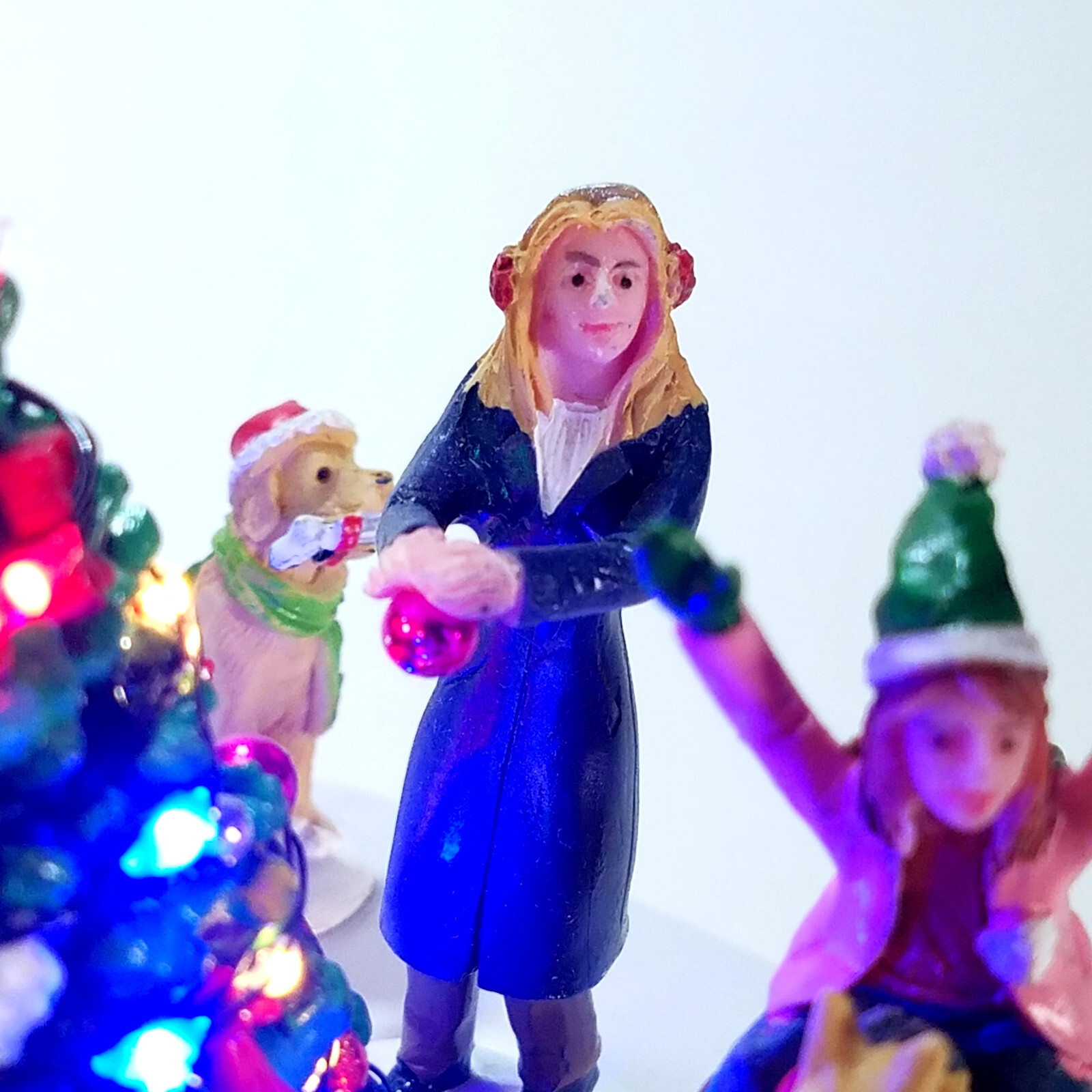 Lemax Rockin’ Around The Christmas Tree Caddington Village 44321 U2 Happy Family