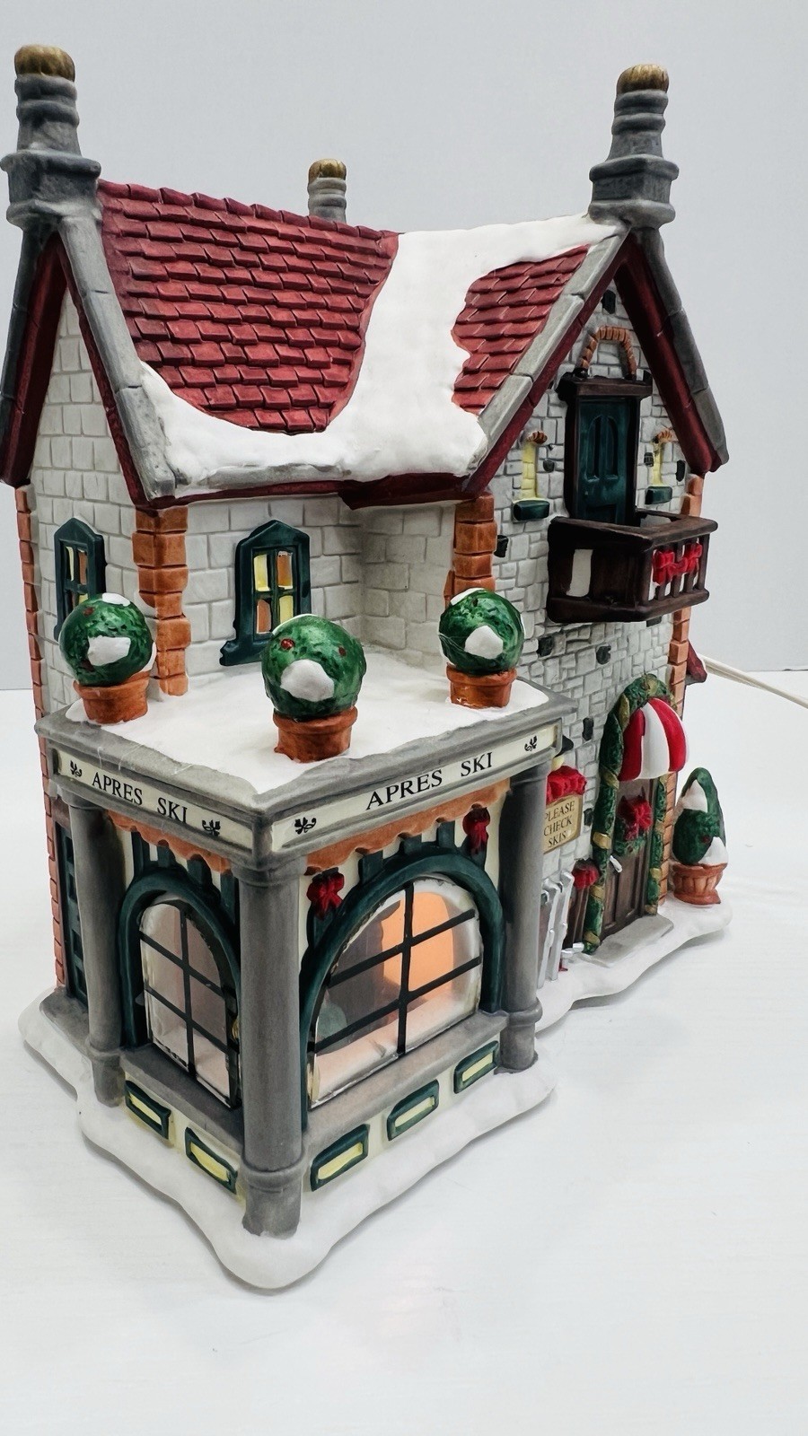 Christmas Delights “Apres Ski Lodge” Porcelain Lighted House Excellent !