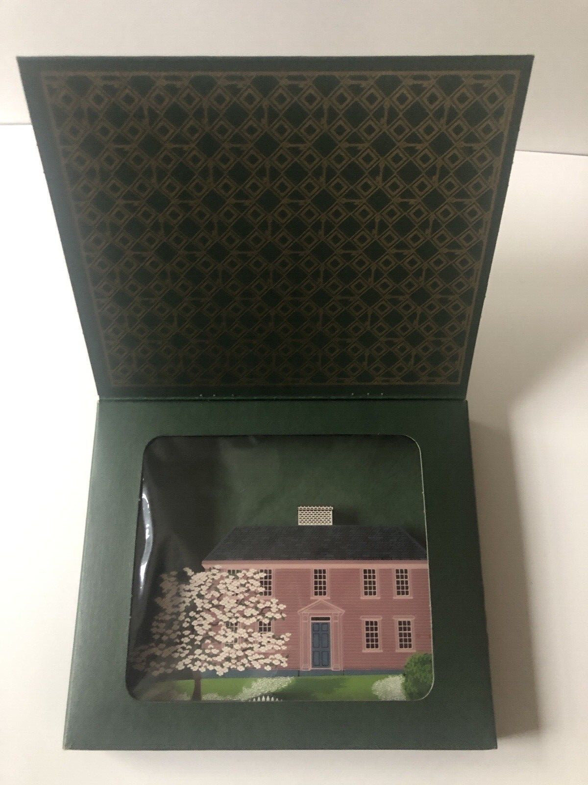 Shelia’s Collectibles Munroe Tavern Lexington Massachusetts 1998 w/ Original Box
