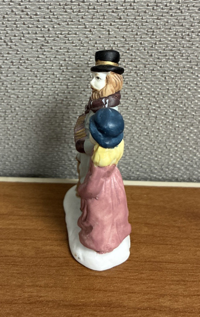 CHRISTMAS VILLAGE VICTORIAN 3″ MAN FATHER GIRL DAUGHTER DOG CONCERTINA FIGURINE