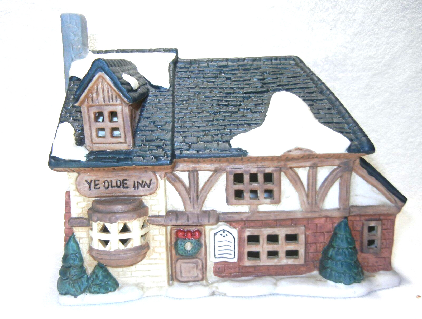 LIGHTED HOUSE “YE OLDE INN” FOR CHRISTMAS VILLAGE 6 1/4″H 8″L 4 7/8″W PORCELAIN