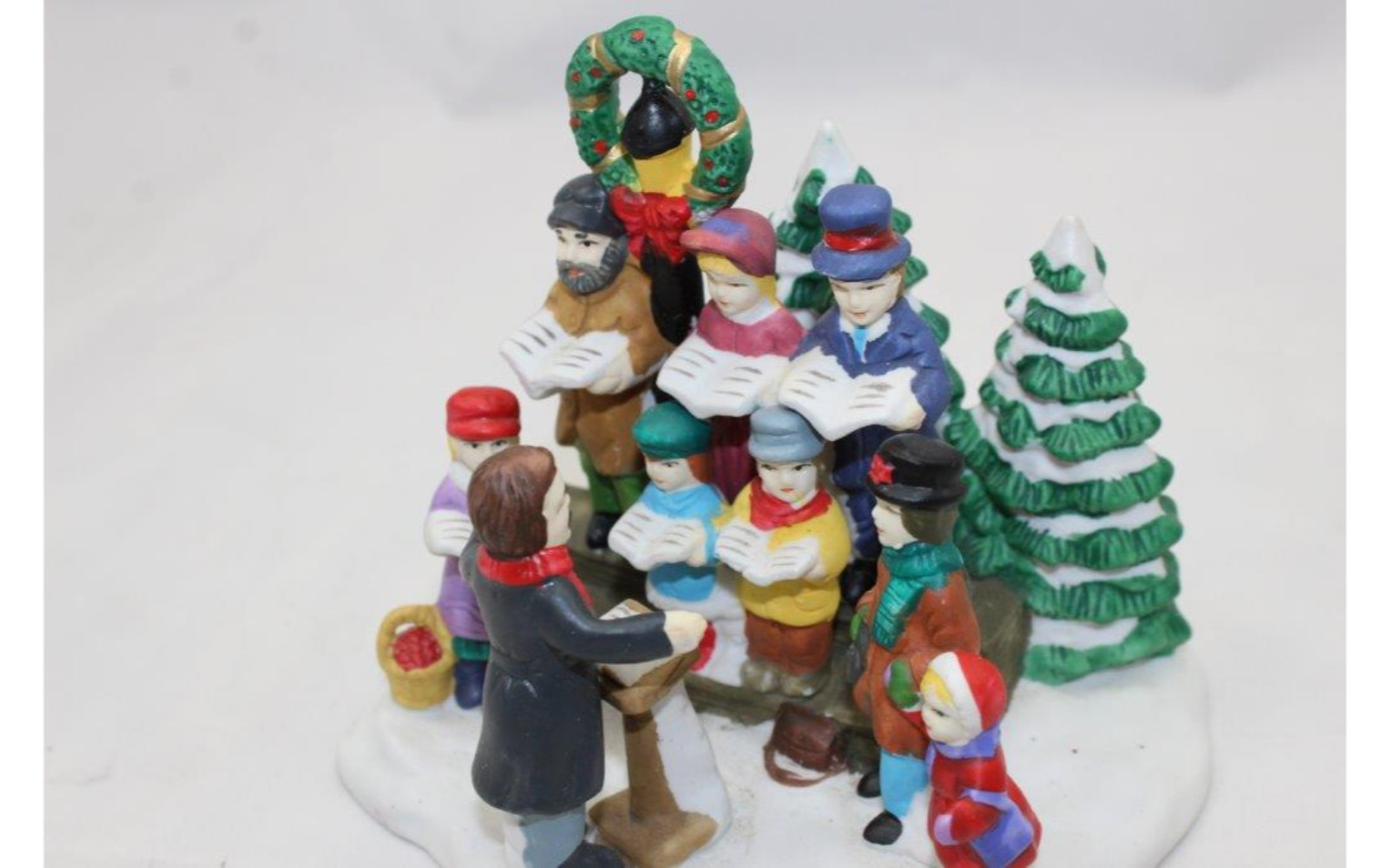 Dickens Collectables Viilage Accessory Group of Carolers Singers 5″ x 5″ x 4.5″