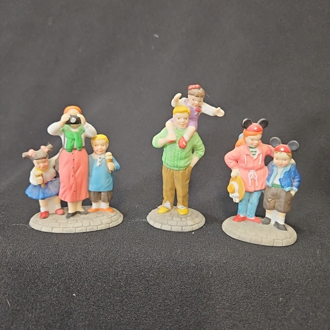Dept 56 Disney Parks Village Christmas Family Figurines 3 Pc Set #53546